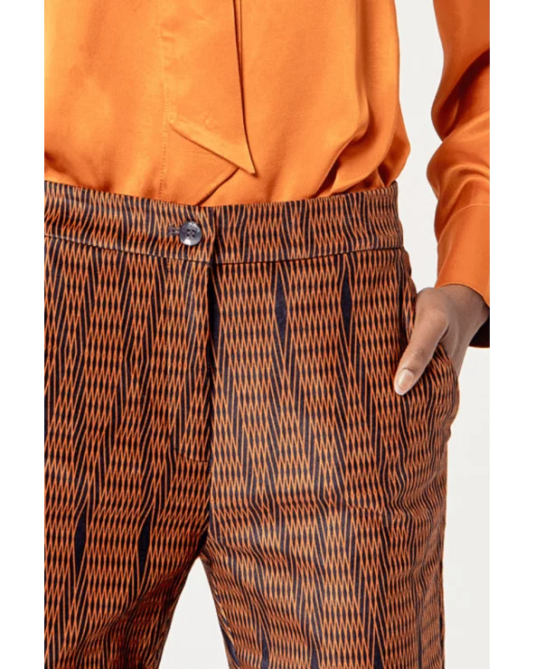 Pantalón Recto Estampado Naranja detalle Surkana Esenziashopping Zaragoza