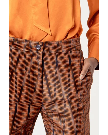 Pantalón Recto Estampado Naranja detalle Surkana Esenziashopping Zaragoza